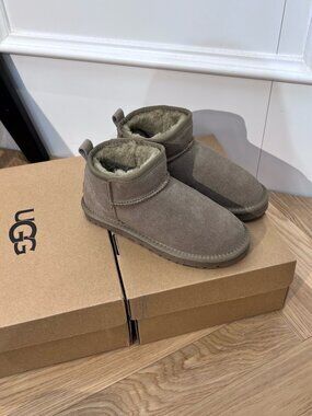 UGG khaki-grey platform short snow boots
